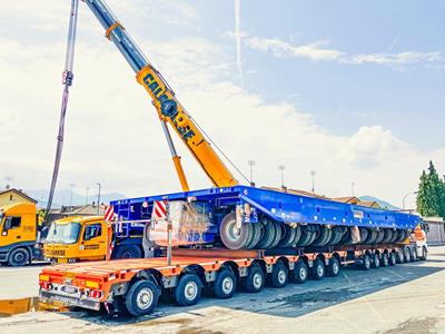 The 7-axle vehicle with five driven suspension has been transported to the port of Livorno by the Italian company Arienti. They came across with their new 12-axle Faymonville CombiMAX combination.