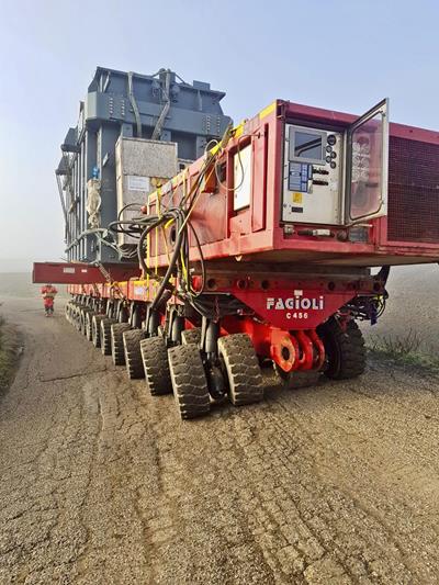 Route level was really challenging and could be handled thanks to the pendle-axles of the SPMT self-propelled modular transporter by Cometto.