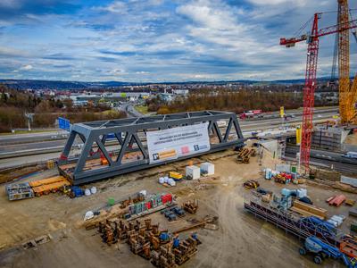 Zur Fertigstellung der Anschlussstelle in Wendlingen musste eine 820 Tonnen schwere Stahlbrücke eingeschoben werden.